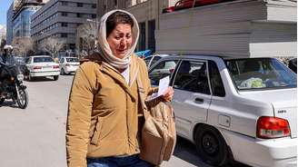 Mulher chora nas ruas de Teerã na terça-feira (3/3)