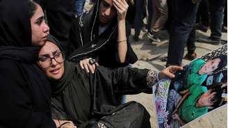 Um funeral foi realizado após ataque a uma escola no sul do Irã atribuído por autoridades iranianas aos Estados Unidos e a Israel