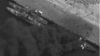 Imagem de satélite mostra três navios ancorados em um porto iraniano. Pode-se ver fumaça saindo de um dos navios.