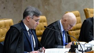 André Mendonça (à esq.) acumulou as relatorias de duas investigações que podem alcançar lideranças de diferentes espectros políticos — e até mesmo alguns de seus pares no STF, como Alexandre de Moraes (à dir)