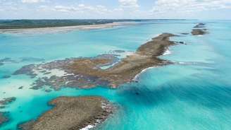 Descubra a Costa dos Corais: praias de águas claras, piscinas naturais e dicas para planejar sua viagem entre Maceió e Recife.