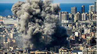 Fumaça subindo em meio a prédios no Líbano após ataques de Israel no dia 09 de março de 2026