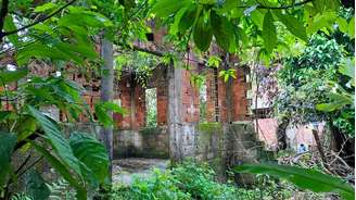 Moradores relatam construção recente em área protegida no bairro Barreira, perto da Praia de Camburi; Estadão não conseguiu localizar responsável pelo imóvel