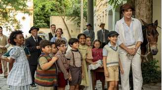 Candinho (Sérgio Guizé) e as crianças em 'Etâ Mundo Melhor!"
