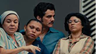 Cena de O Agente Secreto com as atrizes Suzy Lopes, Fafá Dantas e Geane Albuquerque, além do ator Wagner Moura, ao centro
