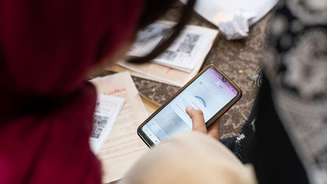 Iranianos têm buscado maneiras de contornar as restrições à internet e às ligações telefônicas impostas em tempos de guerra (foto de arquivo de 2025)