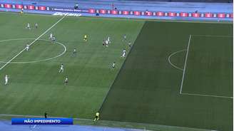Arbitragem não puniu zagueiro alvinegro por suposto impedimento de Pedro, que o VAR revisou e mostrou condição legal.