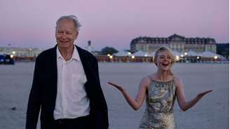 Stellan Skarsgård e Elle Fanning em cena de 'Valor Sentimental'