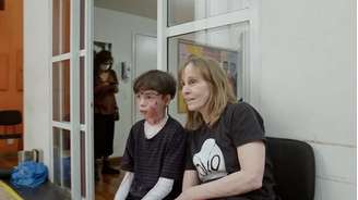 Deborah Colker com o neto no documentário 'Viver é raro'