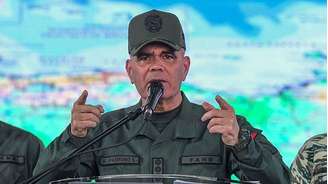 Vladimir Padrino, vestido com uma roupa militar verde
