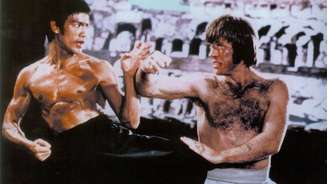 Bruce Lee e Chuck Norris em cena de luta lendária de 'O Voo do Dragão'