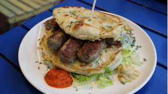 Ćevapi (Kebabs bósnios), um dos principais lanches da Bósnia