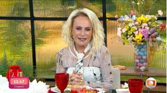 Apresentadora completa 77 anos e recebe homenagens de artistas