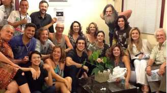 Elenco de Avenida Brasil nos bastidores (Reprodução/Facebook)