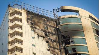 Um prédio atingido por um drone kamikaze no Bahrain, um dos países do Golfo alvo de ataques iranianos