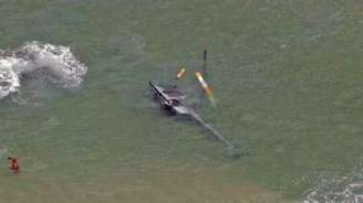 A aeronave modelo Robinson 44 afundou aproximadamente 2 metros próximo à faixa de areia