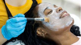 Mulher recebe aplicação de máscara facial