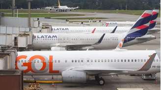 Aviões enfileirados no aeroporto de Guarulhos. 