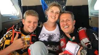 Mick e Gina Schumacher, filhos de Michael Schumacher, ao lado do ex-piloto antes de seu acidente