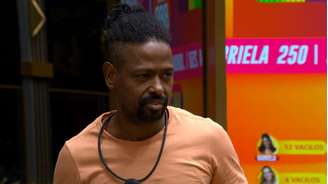 Leandro Boneco passou mal e recebeu atendimento médico no 'BBB 26' nesta quarta, 8.