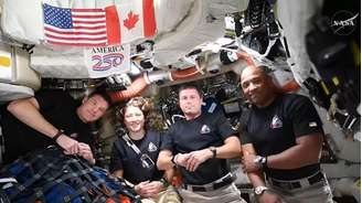 A tripulação da missão Artemis II conversou com a imprensa, suas famílias e até mesmo com o presidente Donald Trump do espaço