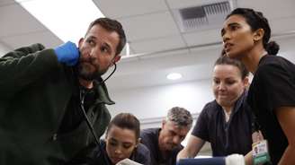 Supriya Ganesh, a Dra. Cohan de 'The Pitt', não volta ao elenco após a 2ª temporada. Entenda o motivo.