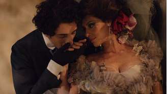 Cena da minissérie Capitu, de Luiz Fernando Carvalho, com Bento Santiago (Michel Melamed) e Capitu (Maria Fernanda Cândido)