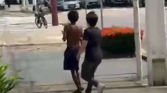 Estudantes de Direito atacam homem em situação de rua com arma de choque e riem durante agressão