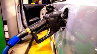 carro sendo abastecido com combustível