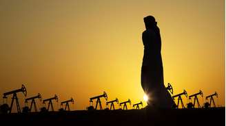 Existem mais de 30 campos de petróleo supergigantes ao redor do Golfo Pérsico