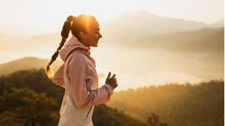 Mulher correndo no sol da manhã