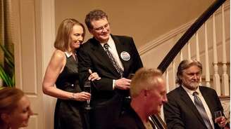 'A Escada' é uma minissérie de true crime que narra o controverso caso real de Michael Peterson, um escritor acusado de assassinar sua esposa, Kathleen, encontrada morta no pé da escada em 2001