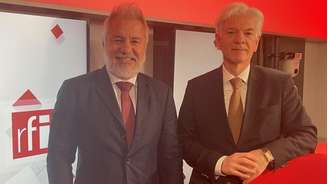 O embaixador Fábio Mendes Marzano, cônsul-geral do Brasil em Paris (à direita), e o cônsul-geral adjunto Murilo Vieira Komniski falaram à RFI sobre prazos, procedimentos e expectativas para o pleito na França. Em Paris, em 20 de abril de 2026.
