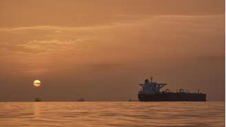 Pôr do sol no Estreito de Ormuz, em 18 de abril de 2026