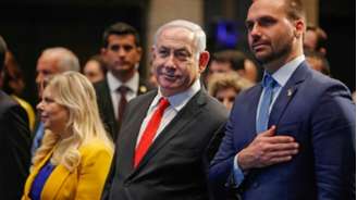 O primeiro-ministro de Israel, Benjamin Netanyahu, aparece ao lado da mulher, Sara, e do deputado brasileiro Eduardo Bolsonaro durante a inauguração do escritório comercial do Brasil em Jerusalém, em 2019.
