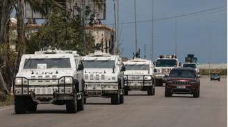 Veículos das Nações Unidas trafegam por uma estrada em Qasmiyeh, no sul do Líbano, em 20 de abril de 2026, durante um cessar-fogo de dez dias entre o Líbano e Israel. (Imagem ilustrativa)