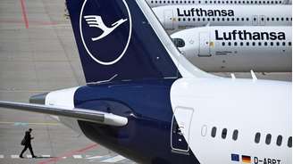 Aeronaves da companhia alemã Lufthansa na pista do Aeroporto de Frankfurt, no oeste da Alemanha, em 15 de abril de 2026.