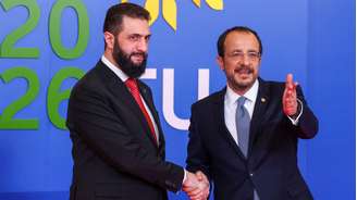O presidente do Chipre, Nikos Christodoulides, recebe o presidente da Síria, Ahmed Al-Sharaa, no dia da cúpula dos líderes da União Europeia e de seus parceiros regionais em Nicósia (Lefkosia), Chipre, em 24 de abril de 2026.
