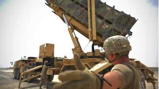 Em imagem divulgada pela Força Aérea dos EUA, o especialista Scottlin Bartlett trabalha perto de uma bateria de mísseis Patriot na base aérea de Al‑Dhafra, em Abu Dhabi, em 5 de maio de 2021.