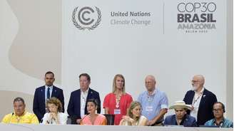 Irene Vélez Torres, ministra do Meio Ambiente da Colômbia (no centro da imagem), anunciou na COP30 a realização da primeira conferência internacional sobre a saída dos combustíveis fósseis. (21/11/2026)