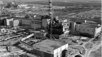 Uma foto tirada de um helicóptero em abril de 1986 mostra uma vista geral do reator 4 danificado na usina nuclear de Chernobyl, alguns dias após o desastre.