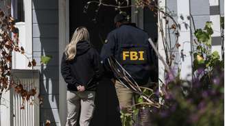 Agentes do FBI batem à porta de vizinhos de uma casa associada ao suspeito do ataque ao Jantar dos Correspondentes da Casa Branca em Torrance, Califórnia, em 26 de abril de 2026.