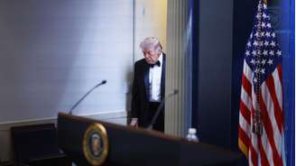 Presidente Donald Trump chega a entrevista coletiva após tentativa de ataque a jantar em Washington. (25/04/2026)