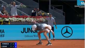 Irritado com a sua oscilação durante o jogo, João Fonseca destruiu a raquete