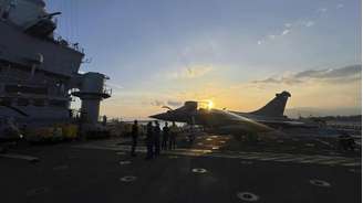 Um caça a bordo do porta-aviões nuclear francês Charles-De Gaulle, em 23 de fevereiro de 2025, nas águas das Filipinas.