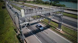 Pedágios free flow são um sistema de cobrança automática em rodovias que elimina as praças físicas tradicionais