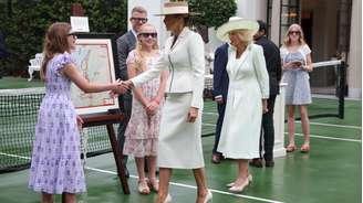 A primeira-dama Melania Trump e a rainha Camilla cumprimentam crianças em idade escolar durante um evento educacional intercultural no Pavilhão de Tênis da Casa Branca, em Washington, DC, em 28 de abril de 2026.