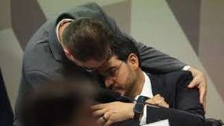 Sóstenes abraça Jorge Messias durante sabatina no Senado