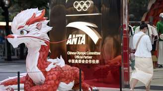 Logotipo da Anta com uma estátua de um dragão chinês em primeiro plano.
