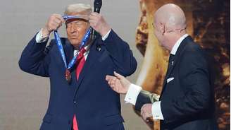 O presidente Donald Trump recebe o primeiro Prêmio da Paz da FIFA das mãos do presidente da FIFA, Gianni Infantino, durante o sorteio da Copa do Mundo da FIFA 2026 no Kennedy Center, na sexta-feira, 5 de dezembro de 2025, em Washington.